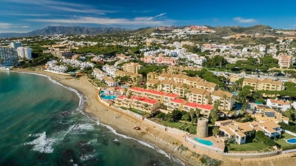 Отель Macdonald Dona Lola Resort 3*