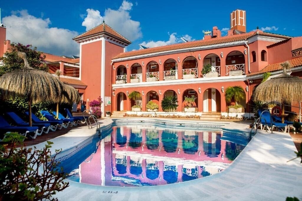 Отель Los Arcos Nerja 3*