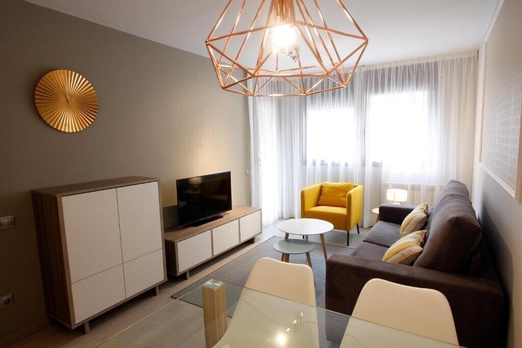 Отель Apartamentos Real Lleida 3*