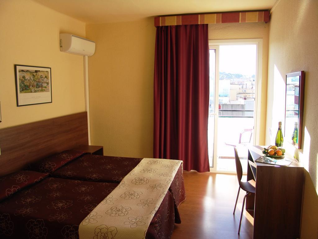 Отель Golden Sand Lloret 3*