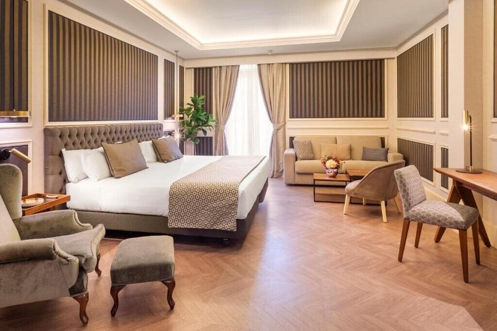 Отель Catalonia Las Cortes 4*