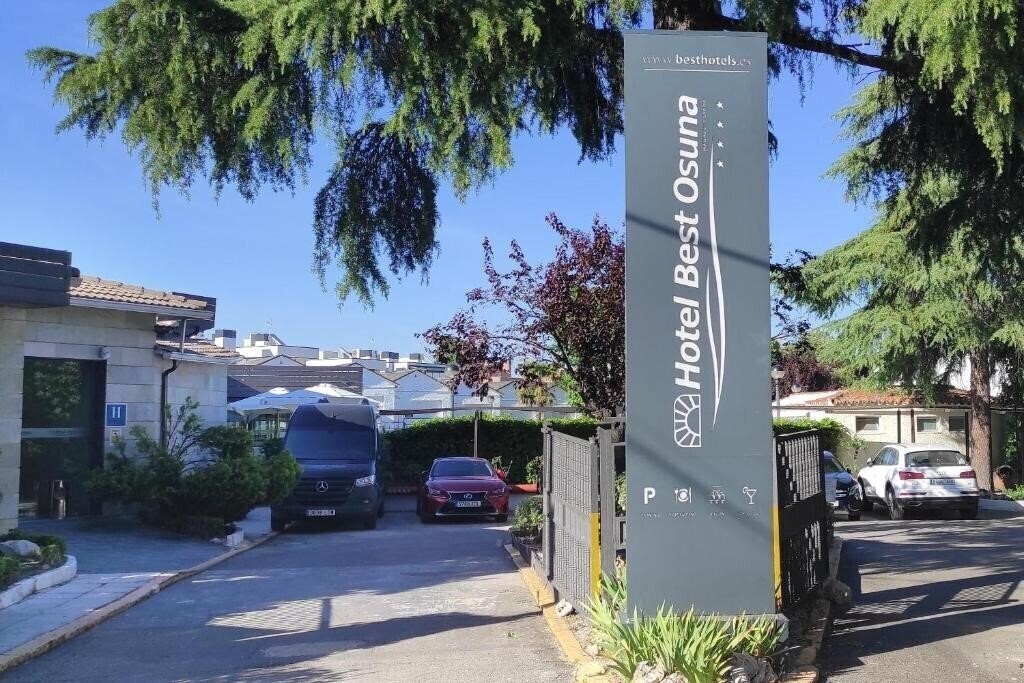 Отель Osuna 4*
