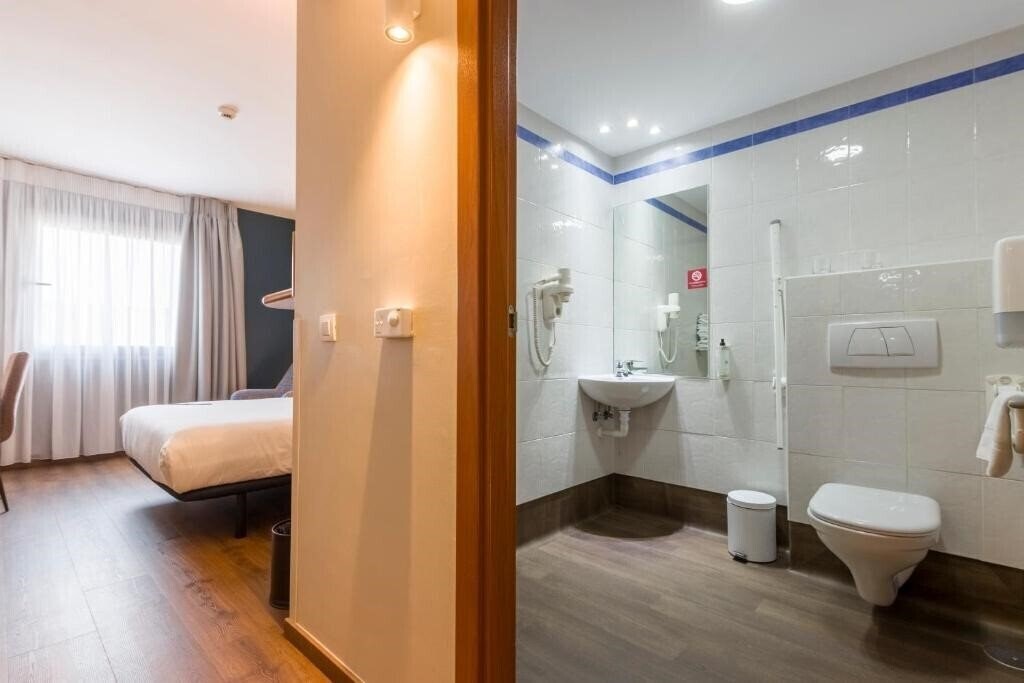 Фотография Travelodge Madrid Alcala De Henares (ex. Campanile Madrid Alcala De Henares) 3*