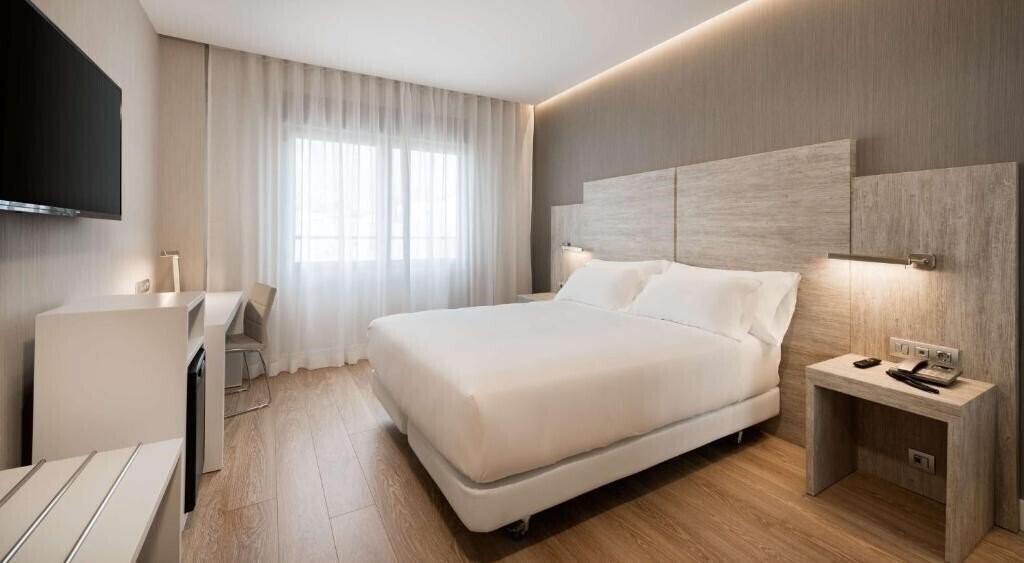 Отель Nh Madrid Chamberi 3*