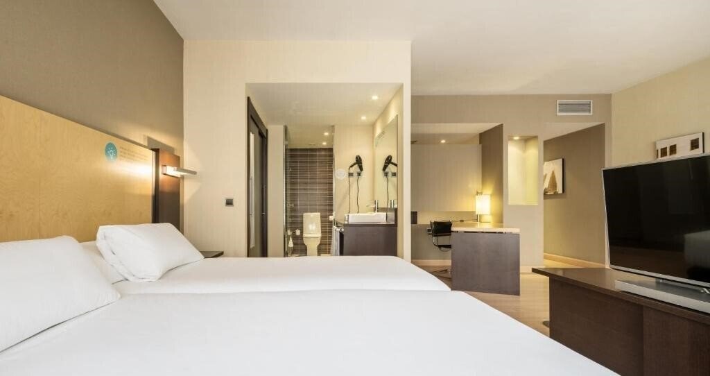 Фото Hotel Ilunion Suites Madrid 4*