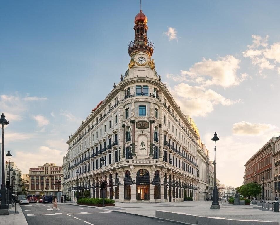 Отель Four Seasons Hotel Madrid 5*