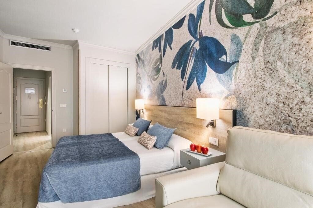 Отель Salles Hotel Malaga Centro 4*