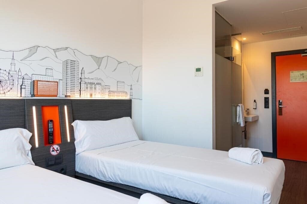 Фото Easyhotel Malaga City Centre 1*