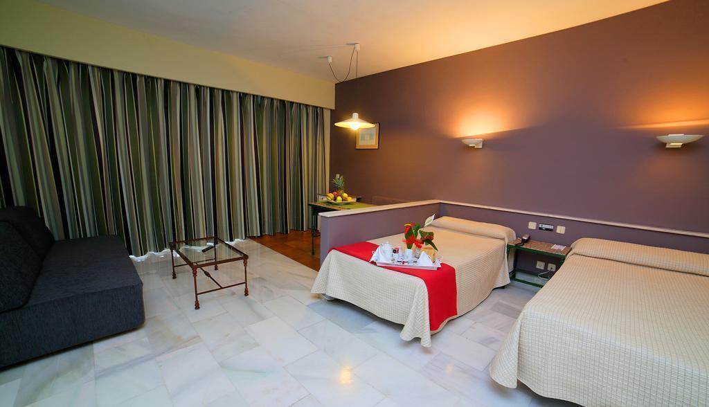 Отель Pyr Marbella APT 3*