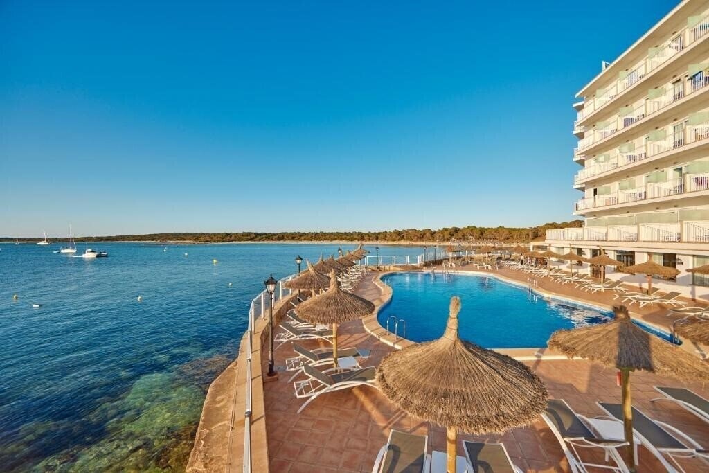 Отель Universal Hotel Marques 4*