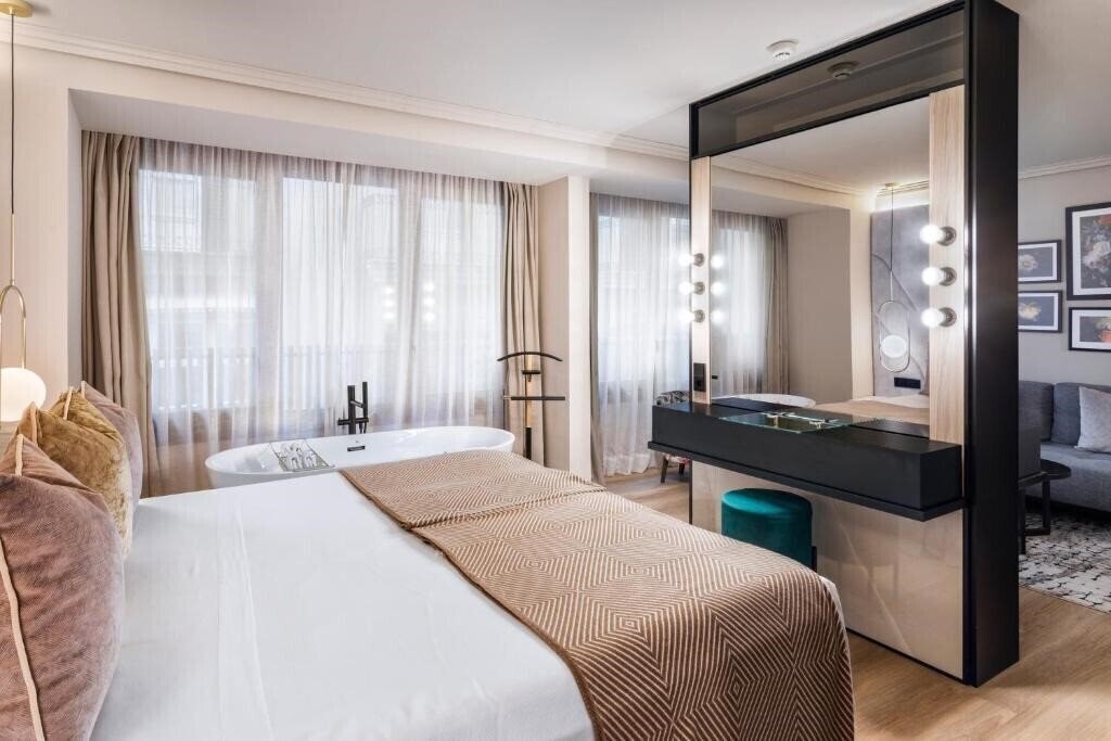 Отель Nivia Born Boutique Hotel 4*