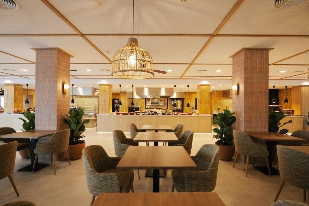 Картинка Caramelo Marina Calan Bosch Hotel 4*