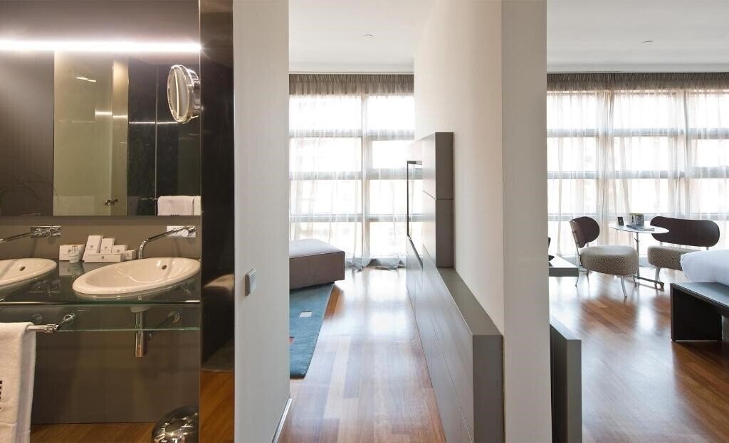 Фотография Reina Petronila Hotel 5*