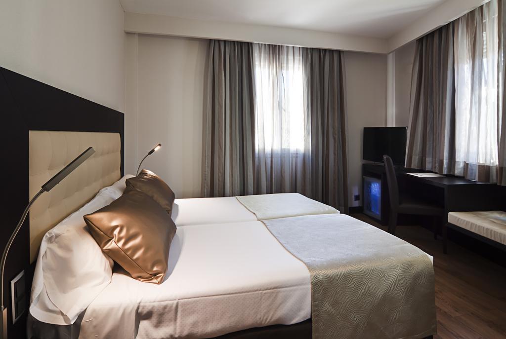 Фото Catalonia Santa Justa 4*