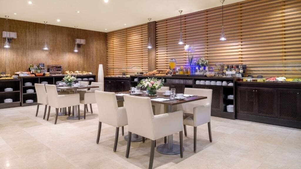 Картинка Nh Campo De Gibraltar 4*