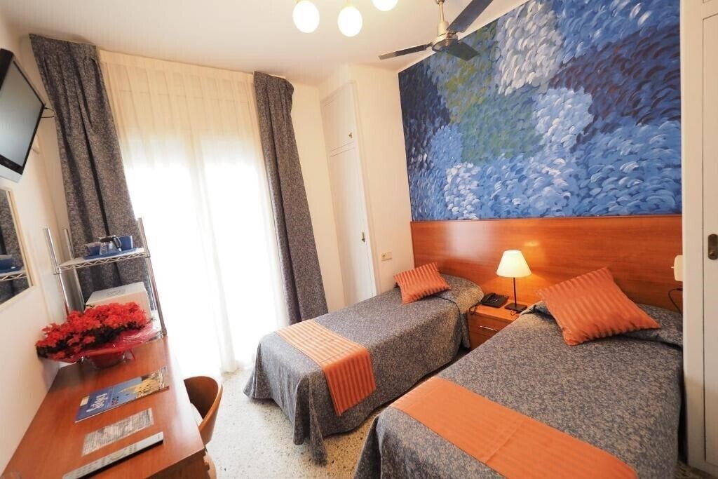 Отель Hotel Montserrat 2*