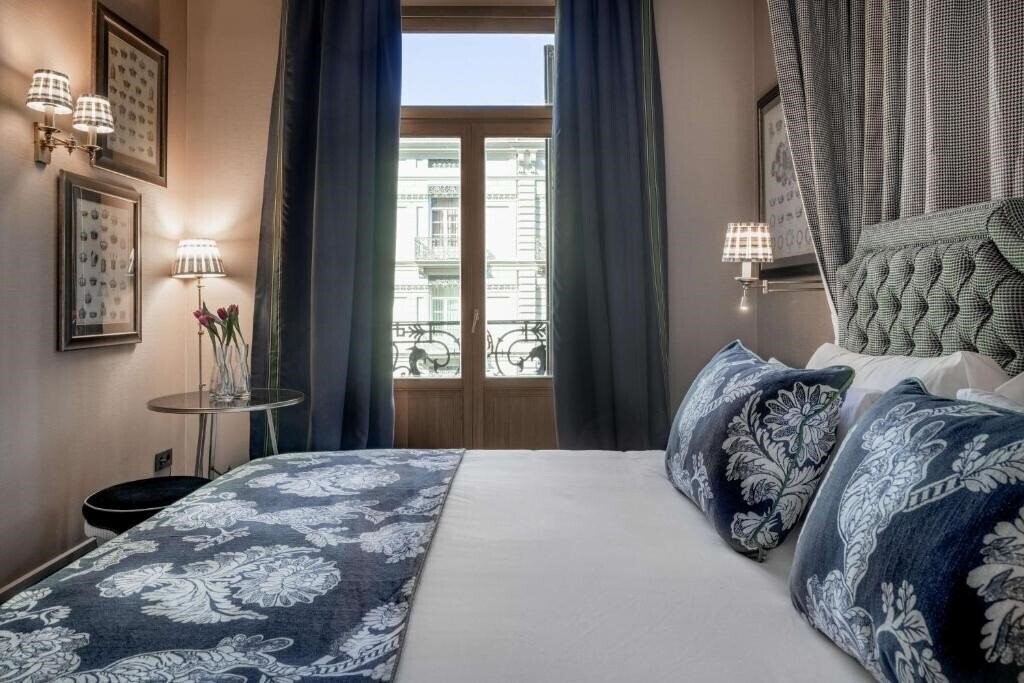 Отель NH Collection Valencia Colon 4*