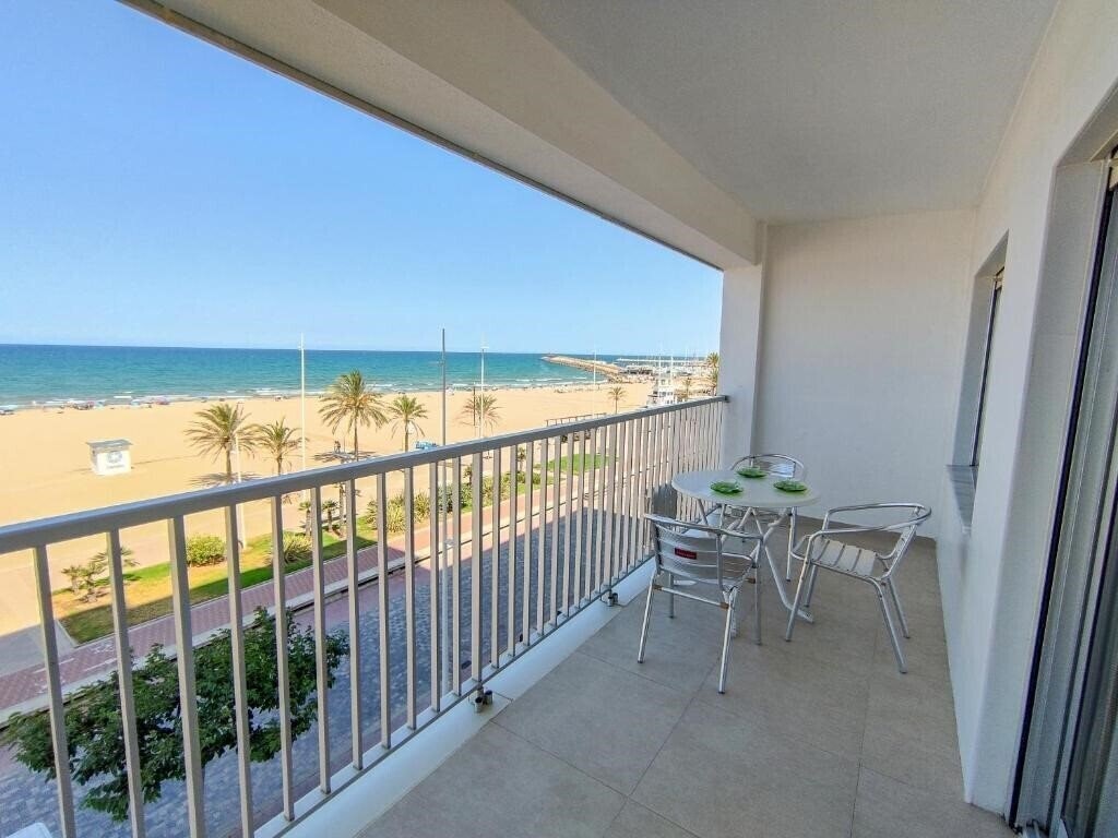 Отель Apartamentos Gandia Primera Linea De Playa 3000 3*