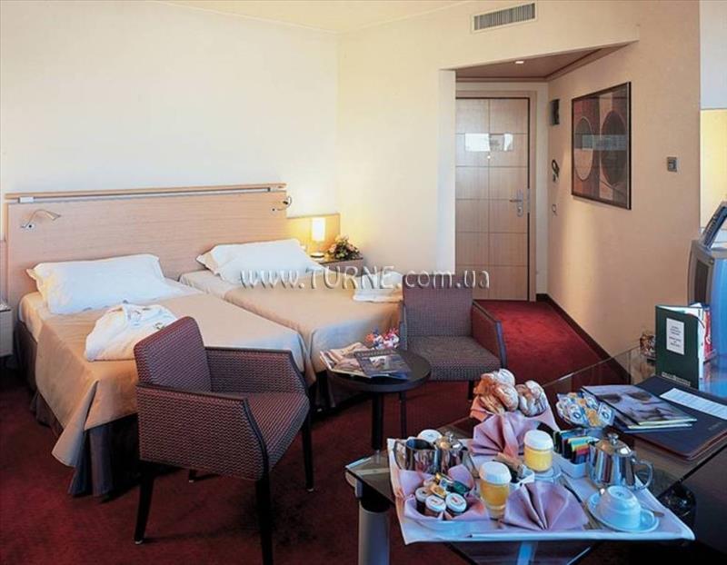 Отель Nh Bologna Villanova 4*