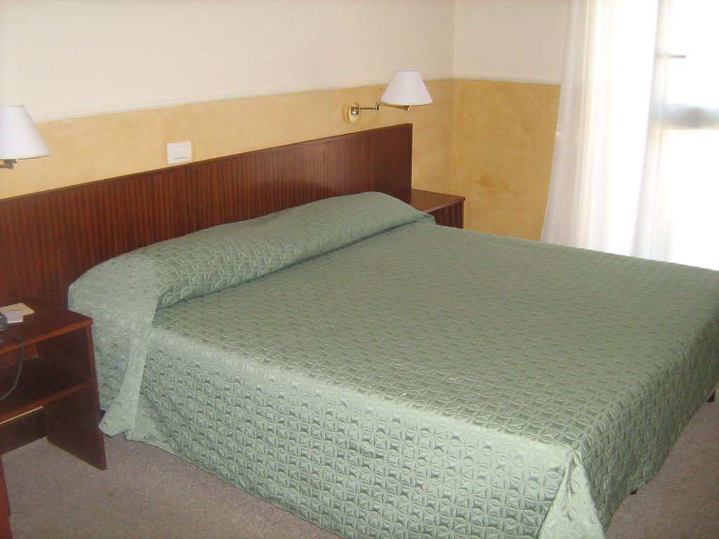 Отель Columbus 4*