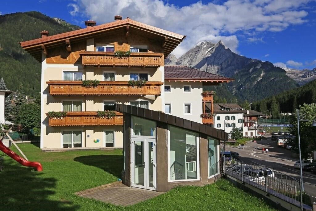 Отель Astoria Hotel Canazei 4*