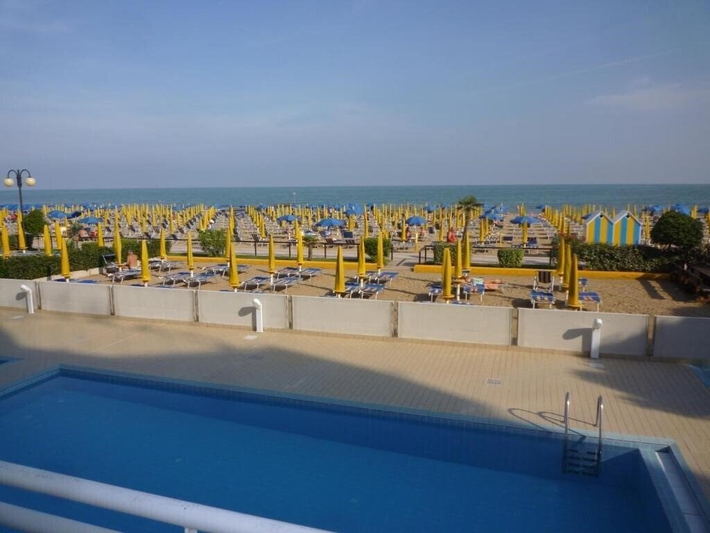 Отель Apartments Semiramis 2*