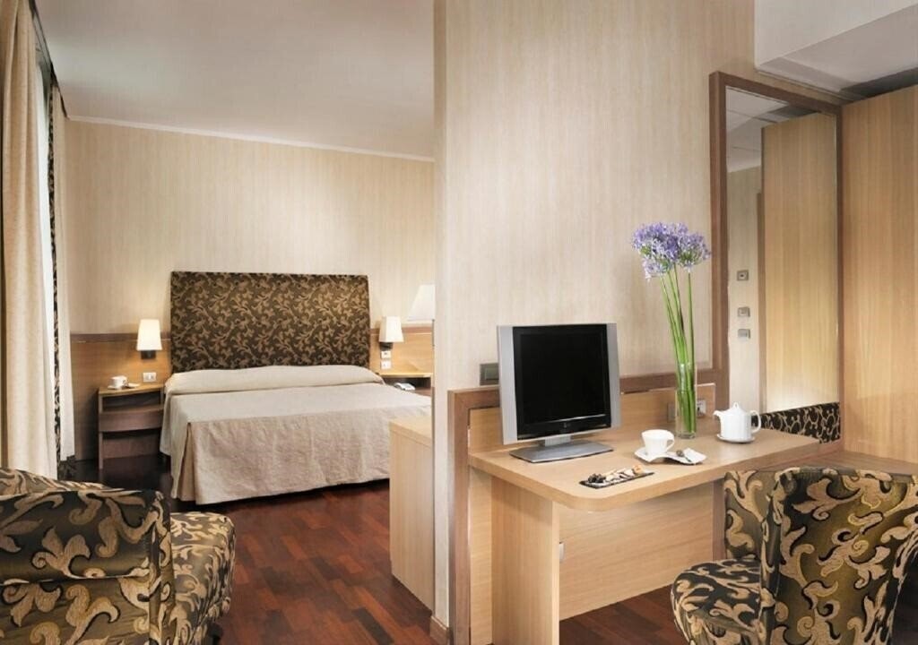 Изображение Poli 4*