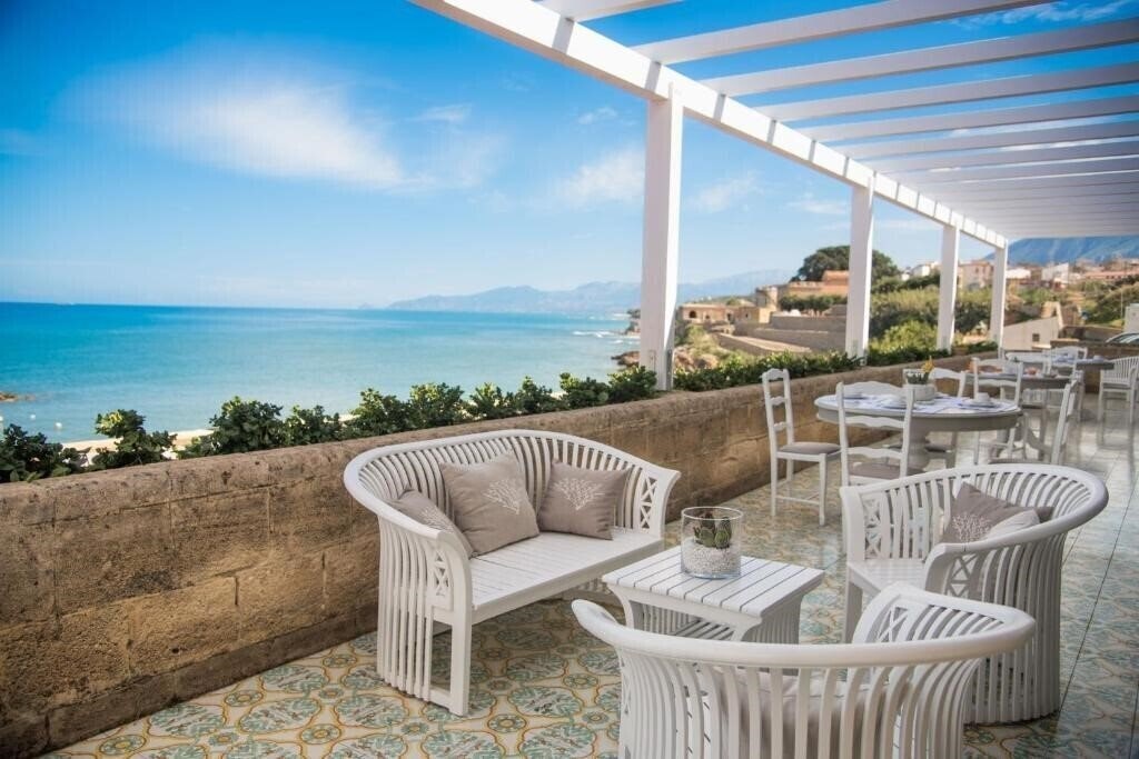 Отель Tonnara 3*