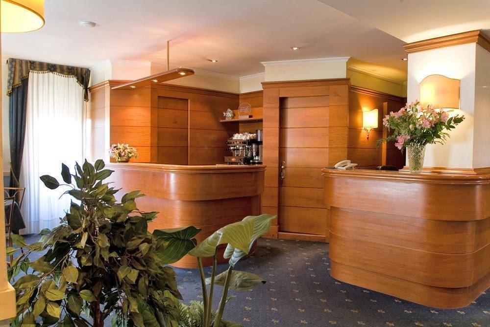 Картинка Laura 3*