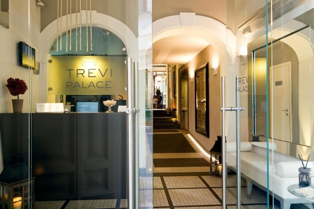 Отель Trevi Palace Luxury Apartments 5*