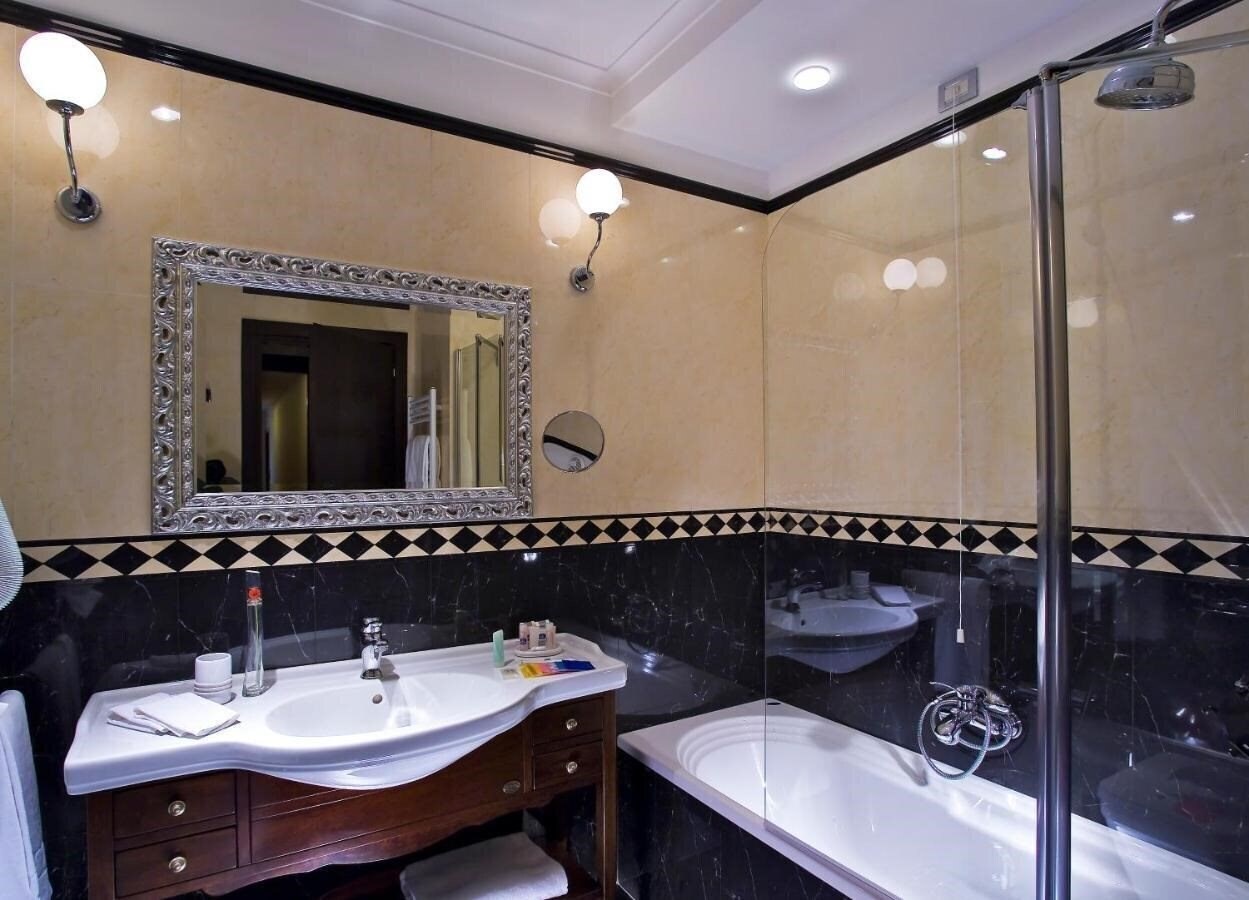 Отель Mondial 4*