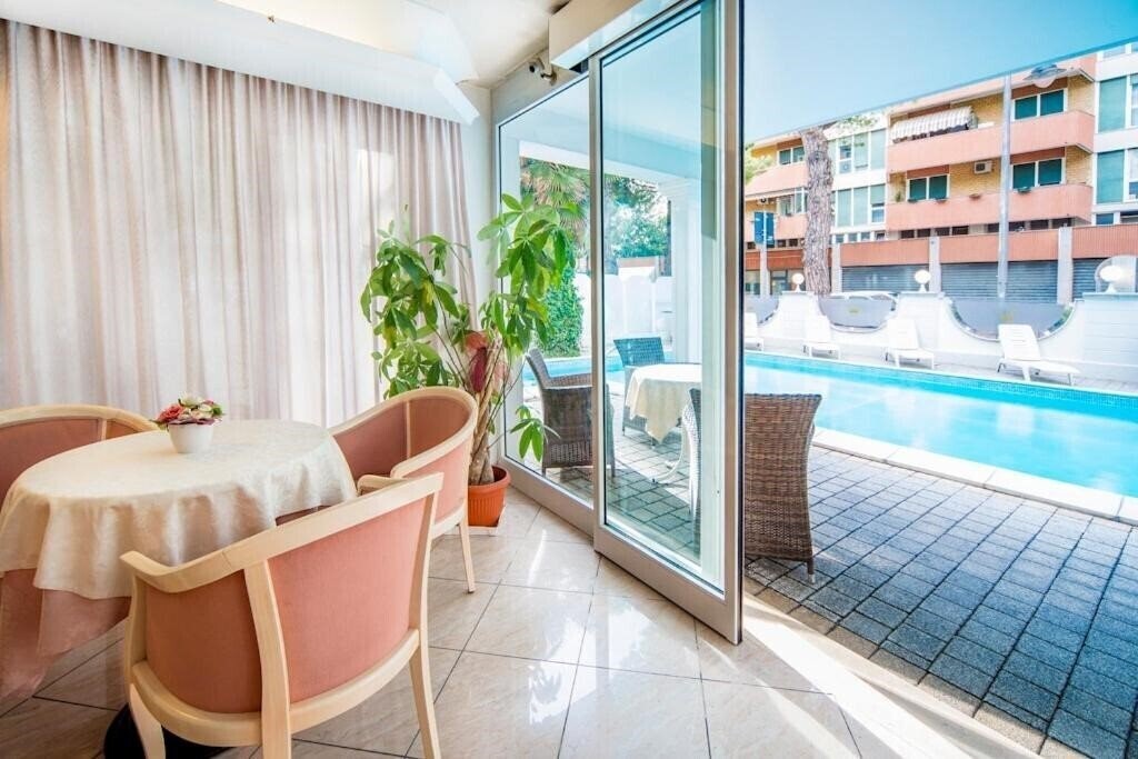 Отель Hotel Royal Plaza 4*