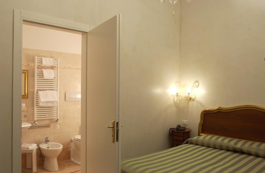 Отель Locanda Canal Hotel (Venice) 3*