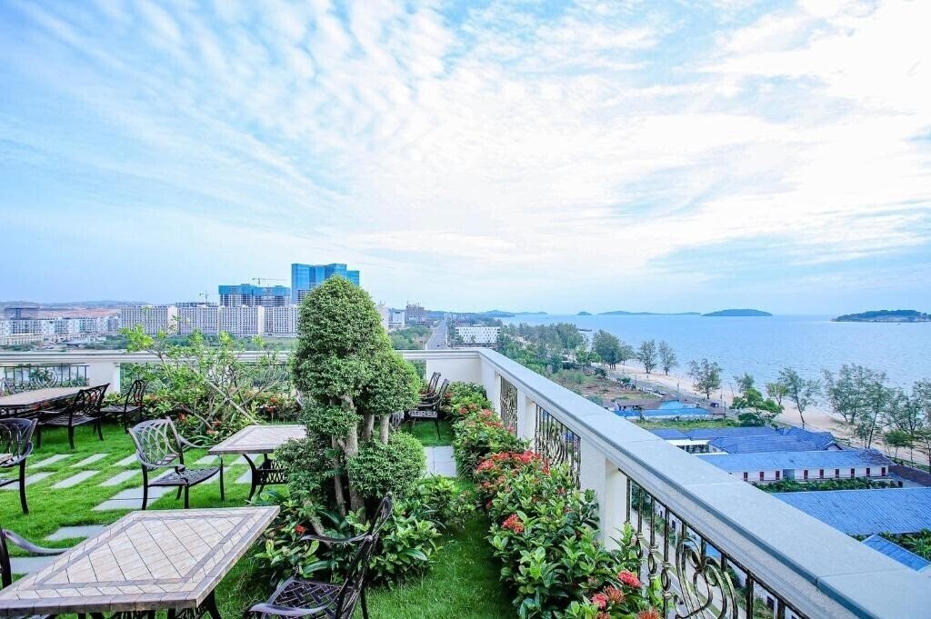 Картинка Sea Breeze Hotel & Villa 4*