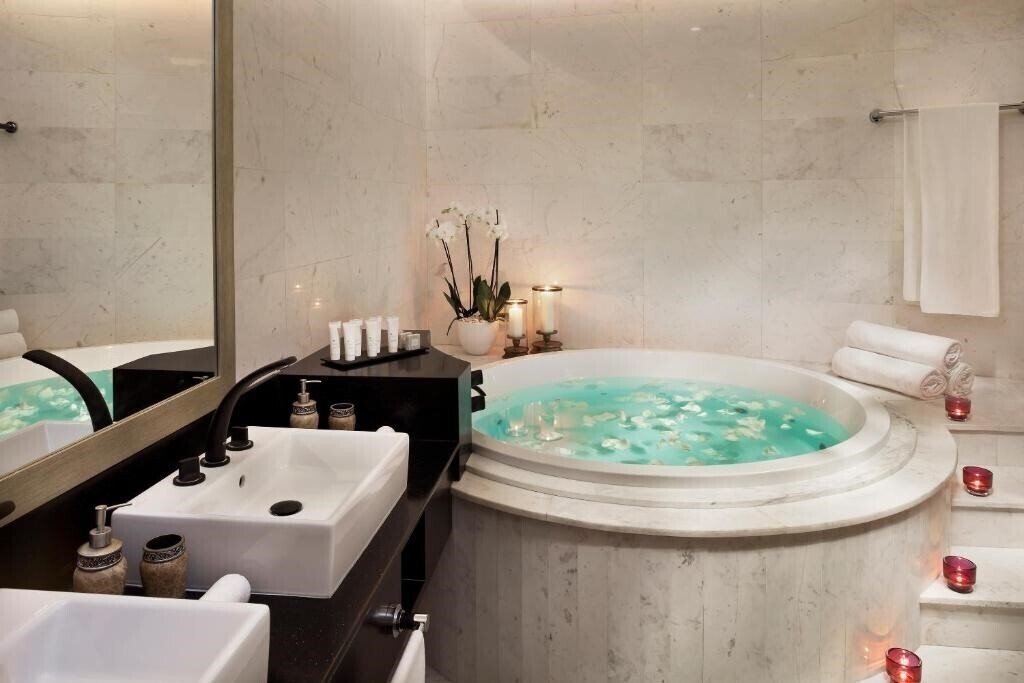 Фото Crowne Plaza Doha West Bay 5*