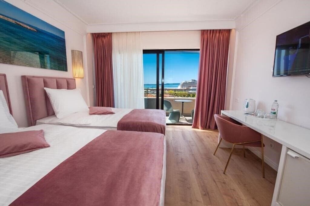 Отель Hotel Luxe 4*