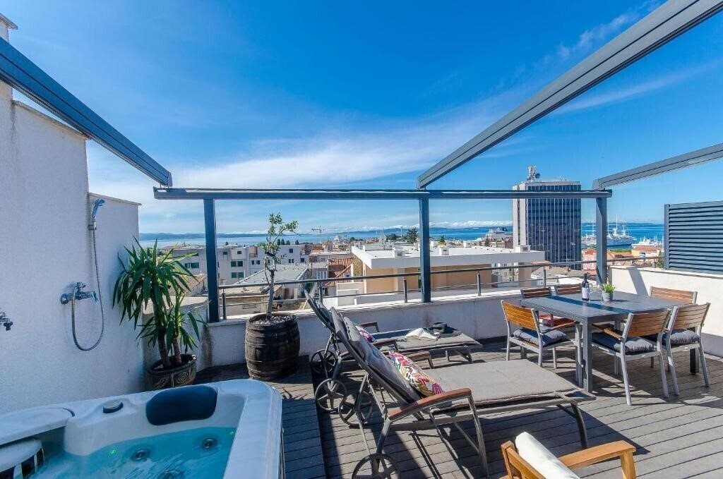 Отель App Jacuzzi Sky 3*