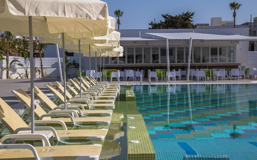 Изображение Nicholas Color 3*