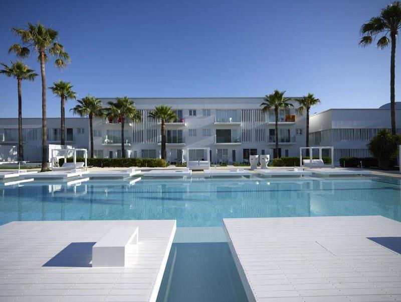 Отель So White Boutique Suites 4*