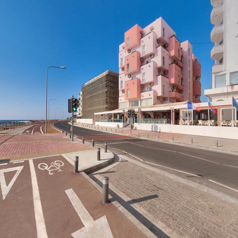 Отель Mackenzie Beach Hotel 3*