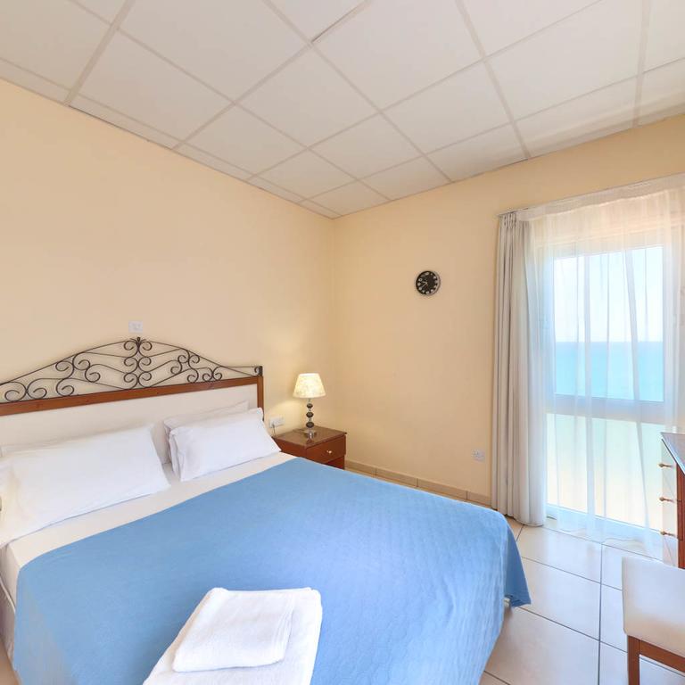 Фото Mackenzie Beach Hotel 3*