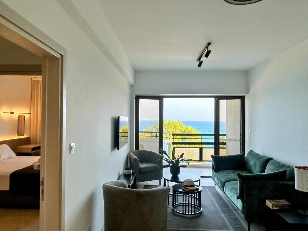 Отель Pigeon Beach Hotel Apartments 2*