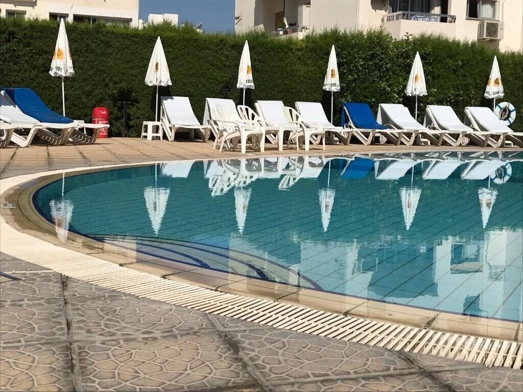 Картинка Pigeon Beach Hotel Apartments 2*