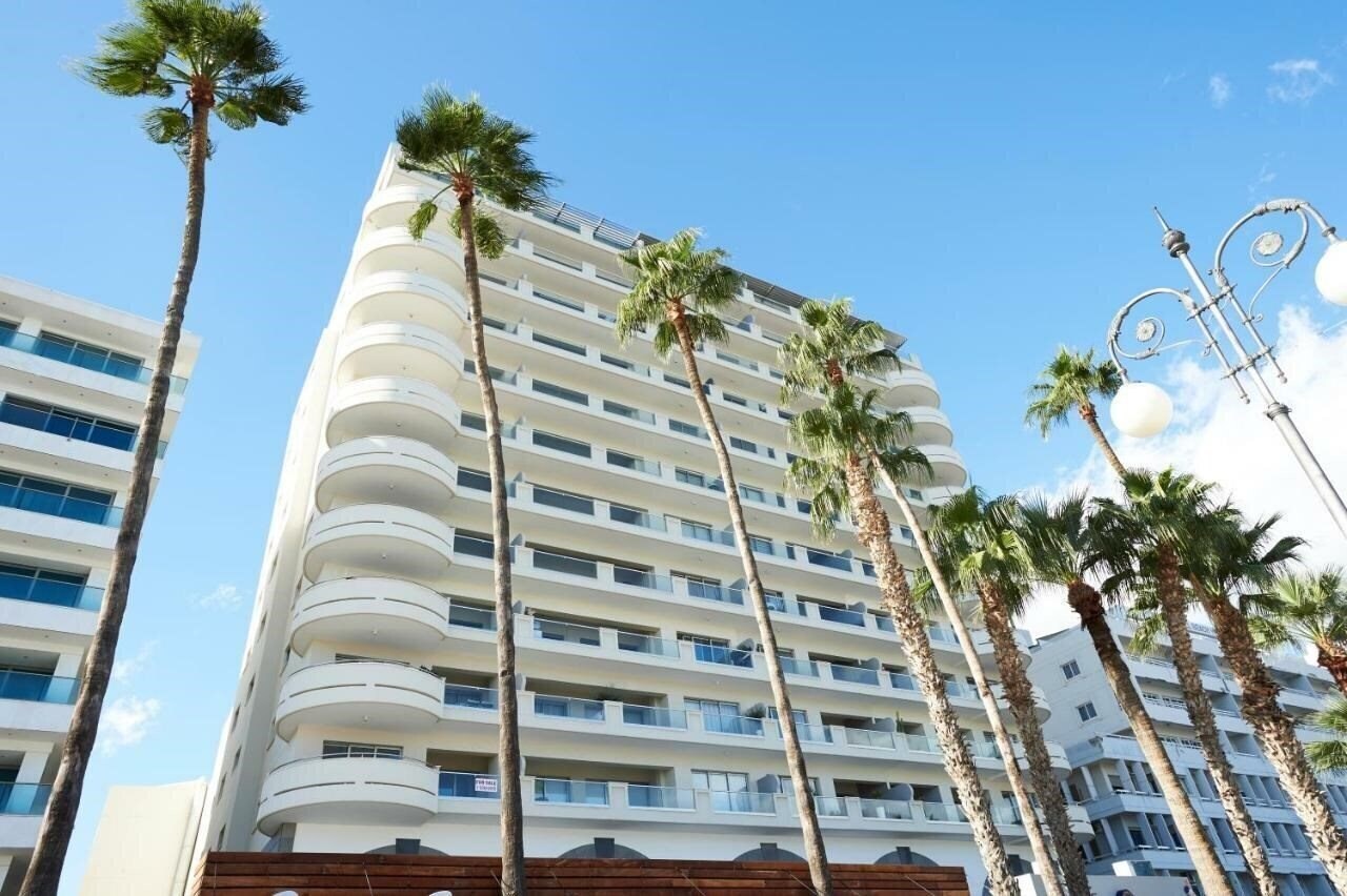 Отель Finikoudes Luxury Apartments 3*