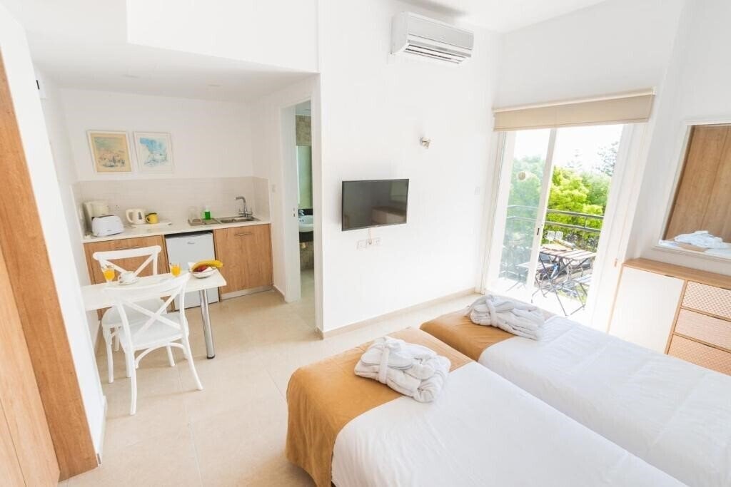 Отель Chrielka Suites 3*