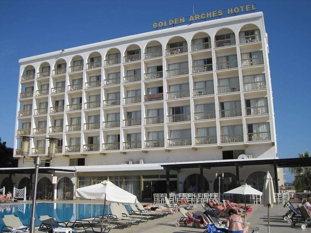 Отель Golden Arches 3*