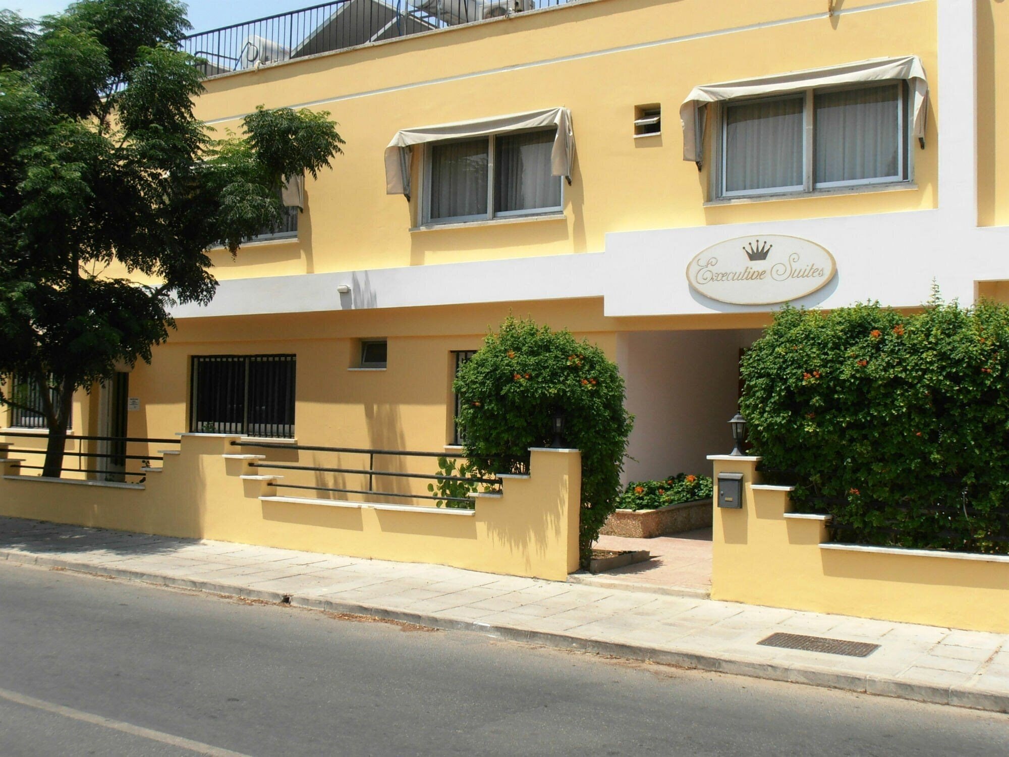 Отель Executive Suites 3*