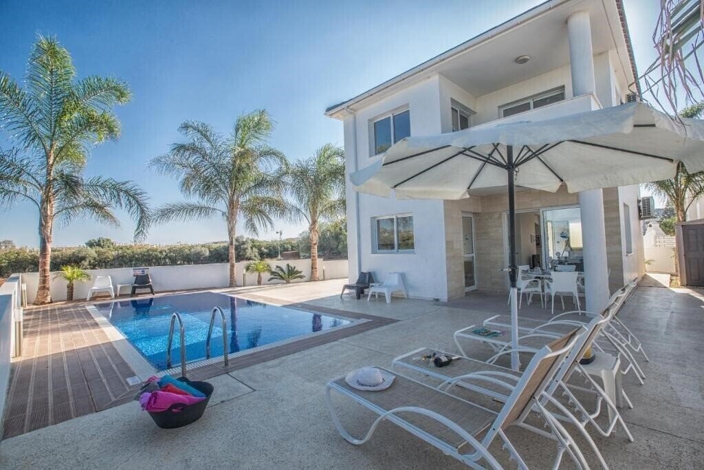 Отель Flouressia Gardens & Villas 2*