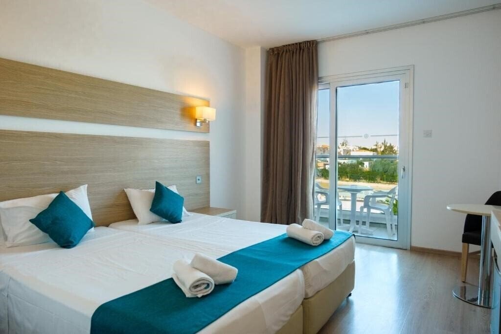 Отель Kapetanios Bay 3*