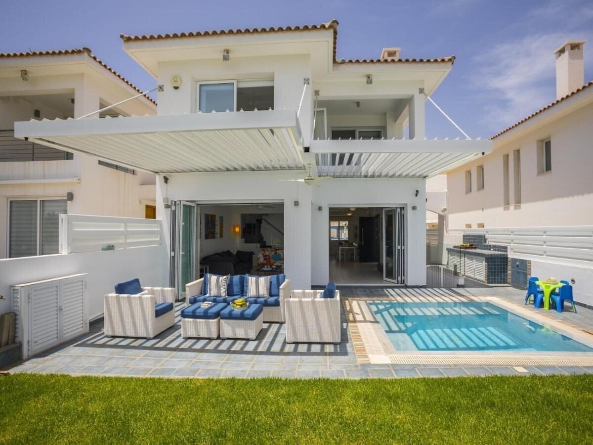 Отель Protaras Seafront Villa Sirina Pearl 4*